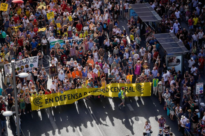 Thousands March in Madrid to Save Anti-Pollution Plan